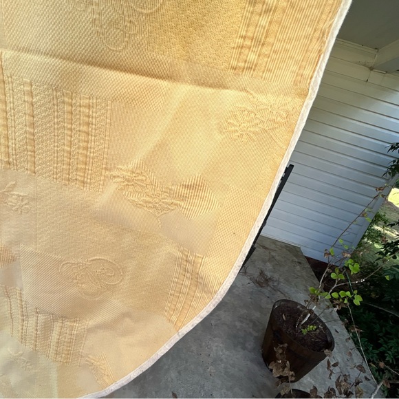 Beautiful Golden Yellow Oval Tablecloth - Picture 6 of 10